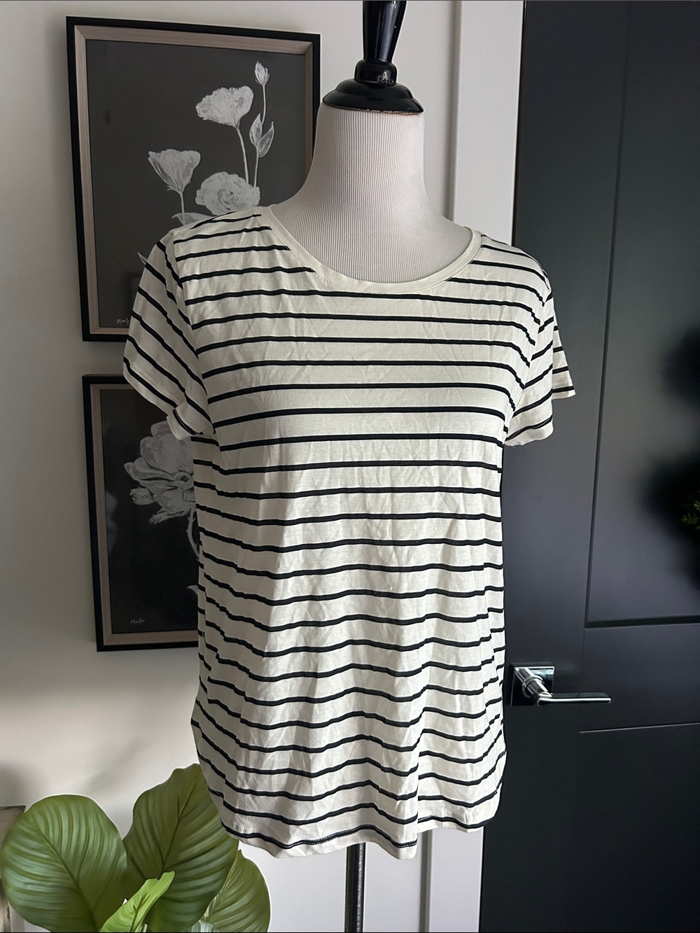 🌹 S 💯 cotton Everyday Black & off white thin knit stretchy Striped Crewneck Tee